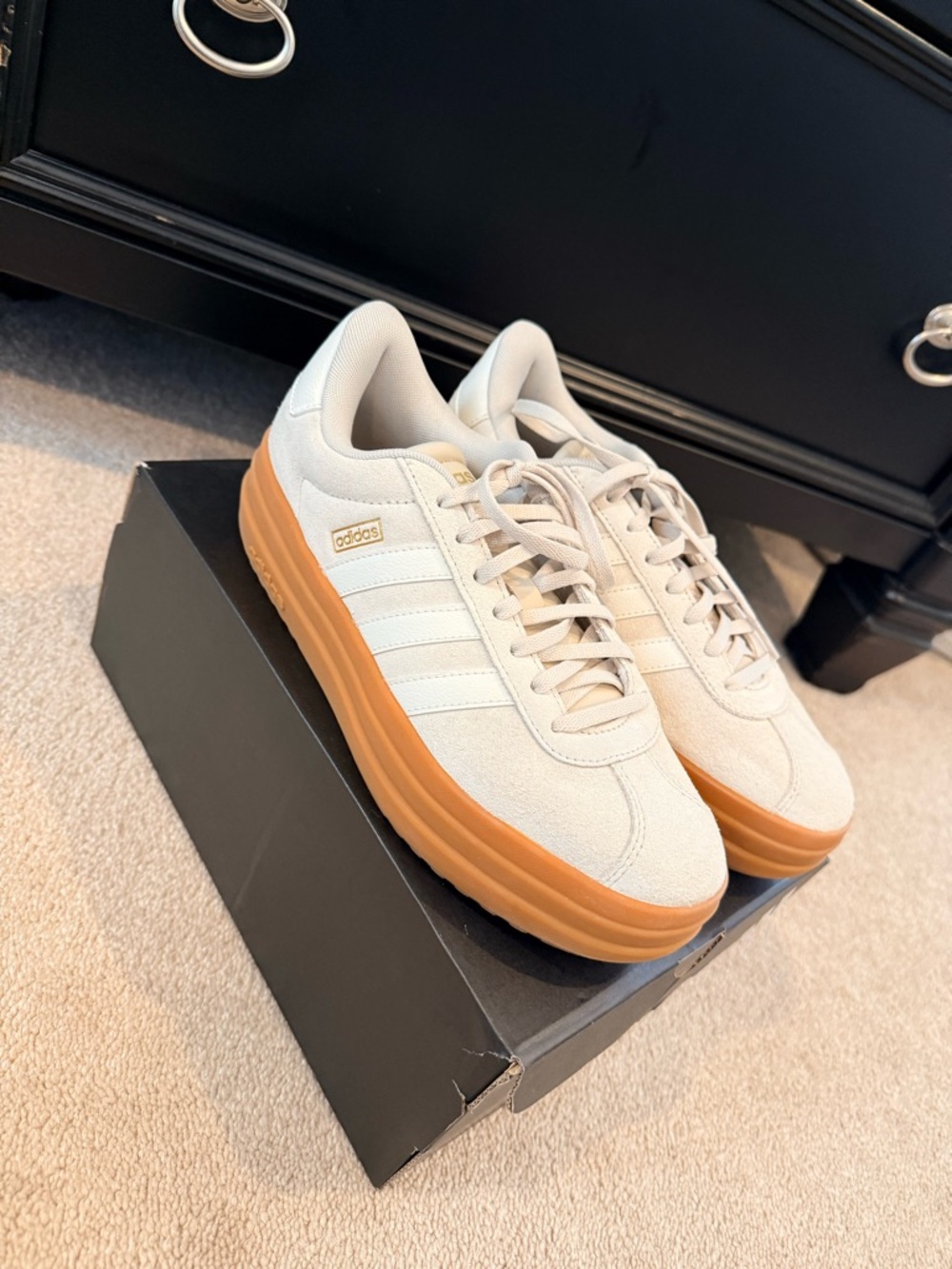 NEW adidas VL Court Bold Beige Suede Sneakers with Gum Sole